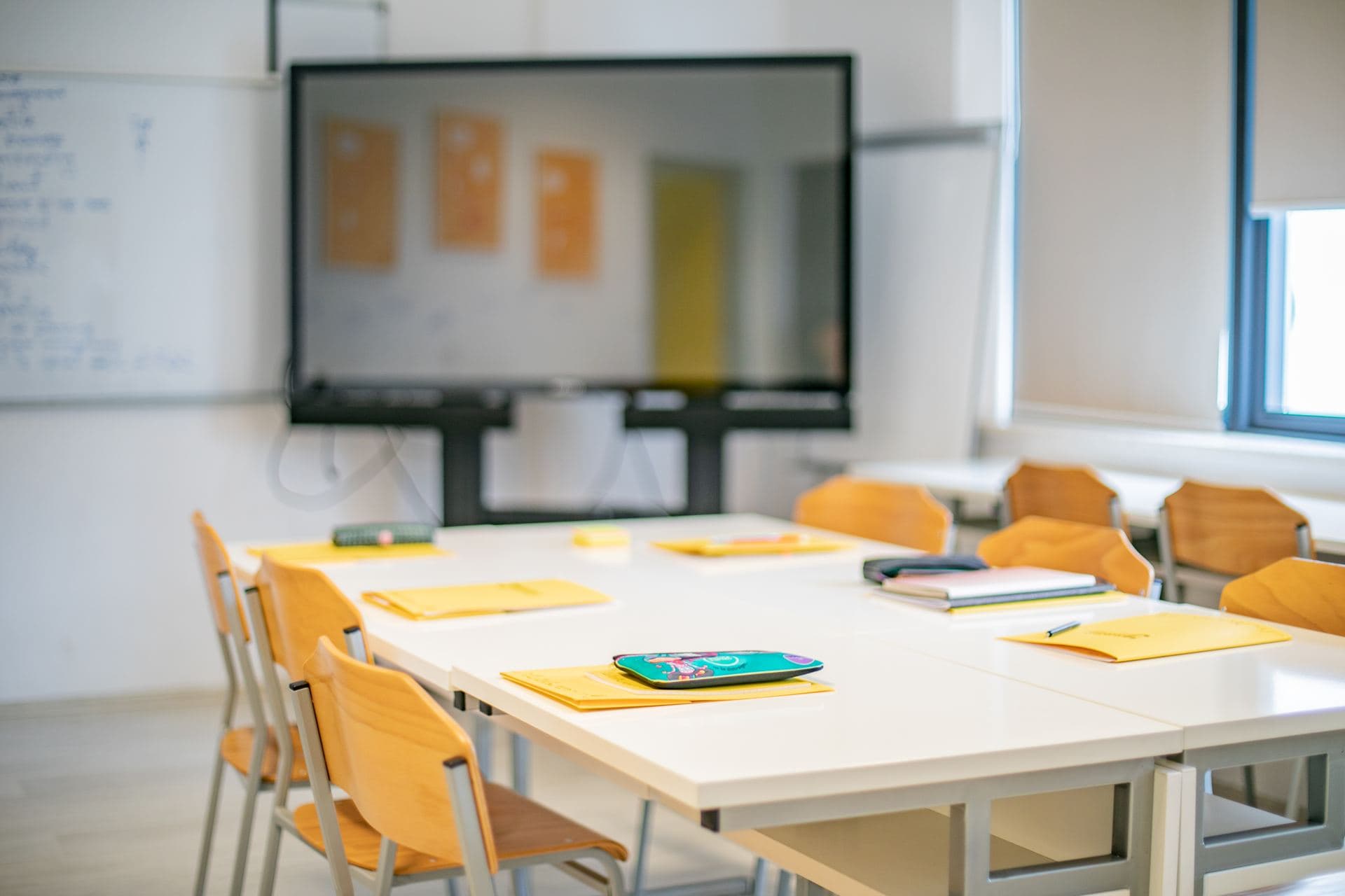 Desks and a large screen in a Jantar classroom